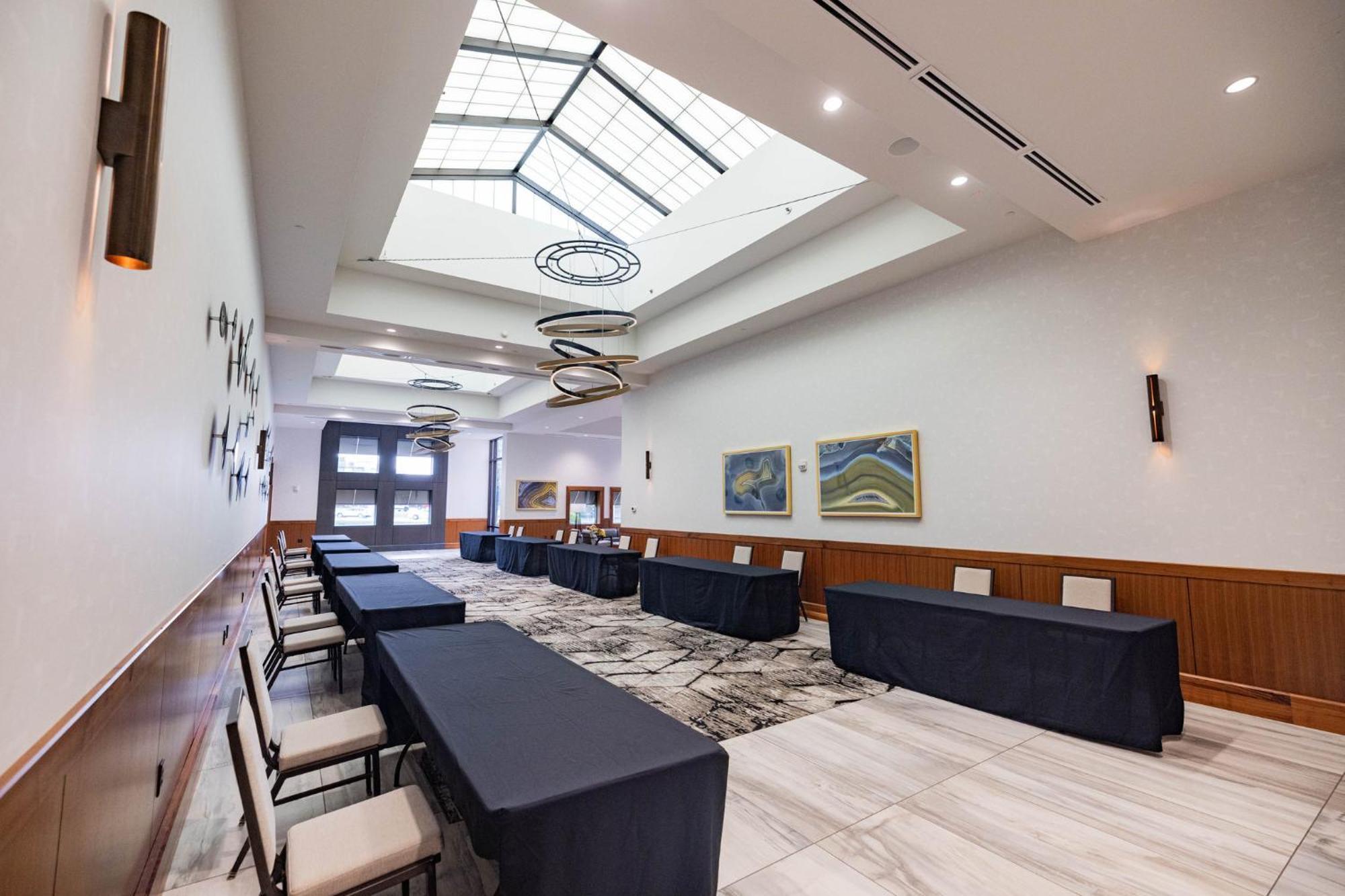 Hotel Crowne Plaza Lansing By Ihg Exterior foto