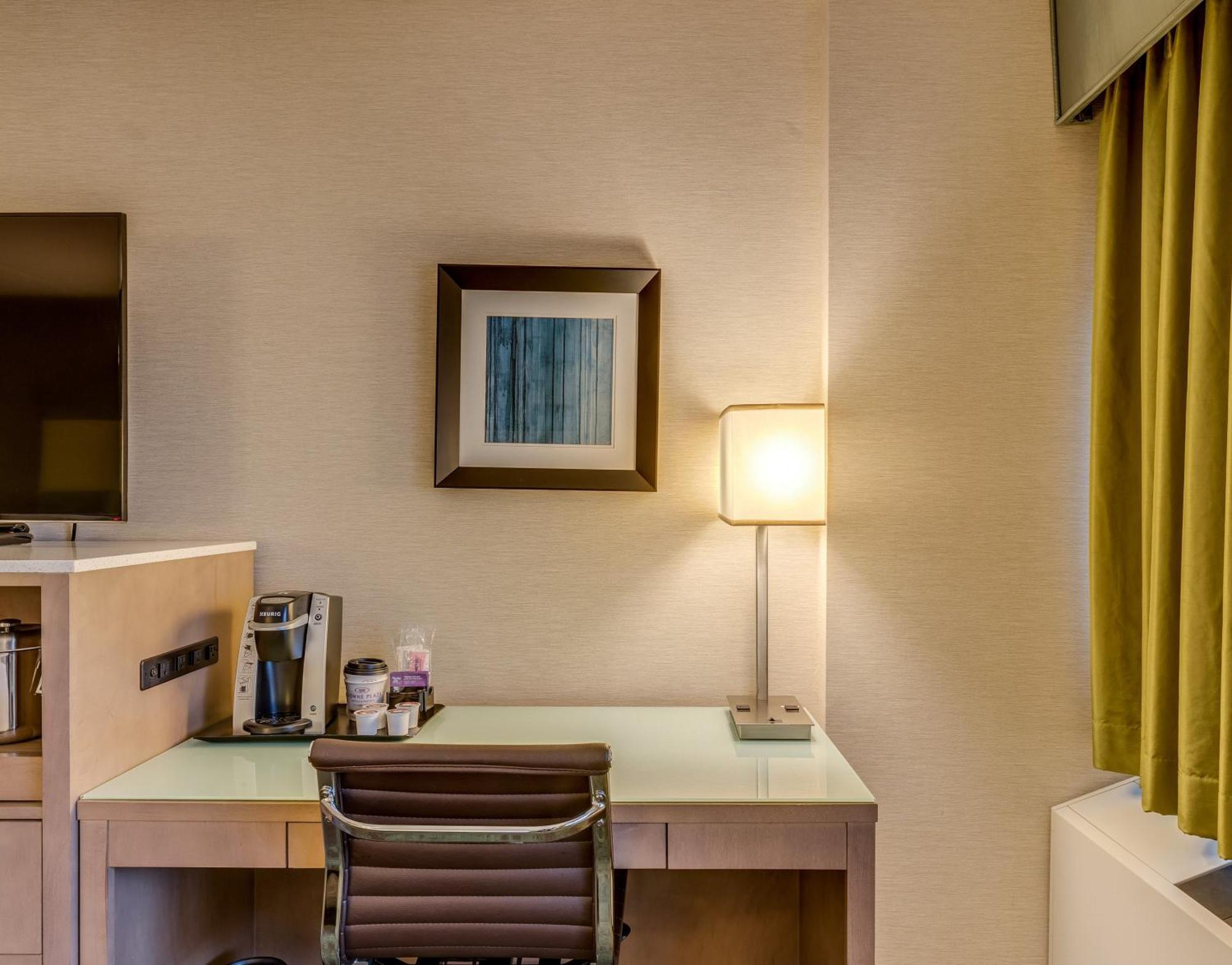Hotel Crowne Plaza Lansing By Ihg Exterior foto